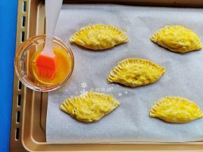 给每个蛋挞皮表面刷上蛋黄。