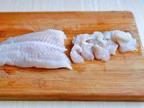 龙利鱼切片，建议不要切的太薄，因为龙利鱼肉质很嫩易碎。