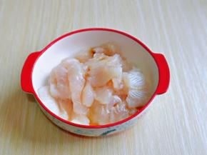 切好的鱼片放入碗中。