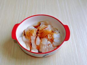 加入料酒，生抽，腌料。