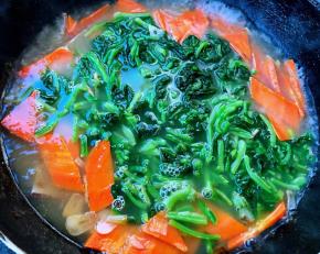 放入菠菜中小火煮