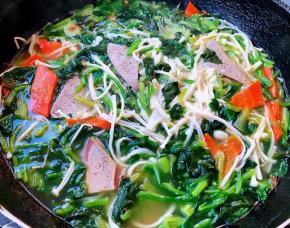 汤烧开放入盐和味精调味均匀即可出锅享用