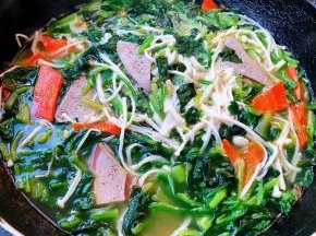 汤烧开放入盐和味精调味均匀即可出锅享用