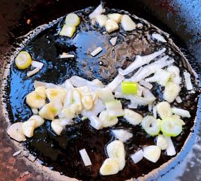 锅中倒入底油加热放入葱、蒜爆香