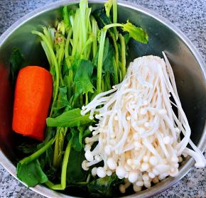准备原材料菠菜、金针菇、胡萝卜