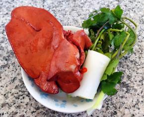 猪肝在超市买卤好的家人喜欢吃这个卤味、葱、香菜