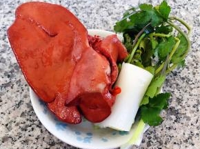 猪肝在超市买卤好的家人喜欢吃这个卤味、葱、香菜