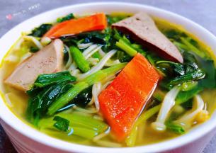 营养丰富的猪肝菠菜汤装入容器中就大功告成了