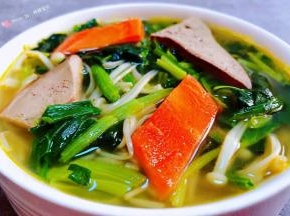 营养丰富的猪肝菠菜汤装入容器中就大功告成了