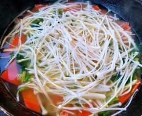 放入摘成丝的金针菇中小火煮