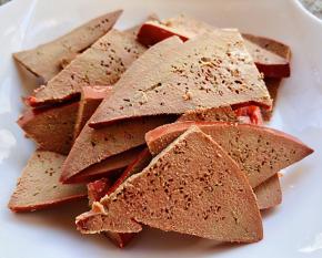 猪肝切成大片状