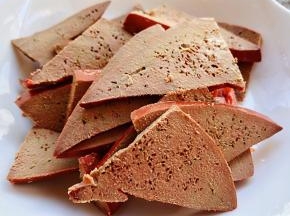 猪肝切成大片状