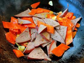 放入胡萝卜翻炒均匀再放入猪肝大火快速翻炒