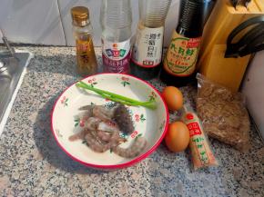 准备好食材跟调料，虾仁最好自己去壳，不要直接买市售的虾仁。