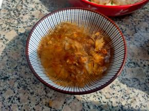 木鱼花用150g开水浸泡，水温不需要太高。