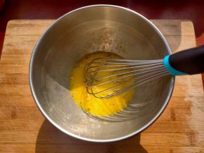 鸡蛋磕入小盆内，搅散。