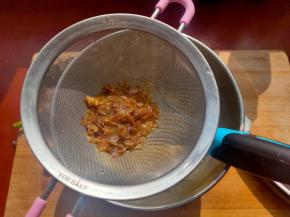 这个时候木鱼花的水温应该不是太热了，过筛倒入蛋液内，快速搅拌均匀。