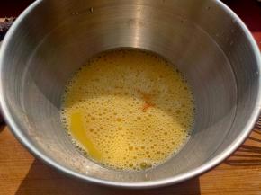 倒入一勺原酿酱油，再次搅匀，酱油一定不要选择颜色太重的。