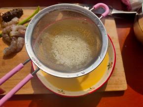 搅拌好的蛋液，过筛两次，倒入盘子内。