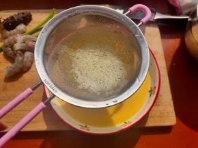 搅拌好的蛋液，过筛两次，倒入盘子内。