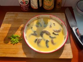 把海参切小块后跟虾仁铺入蛋液内。