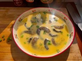 表面撒上少许的现磨胡椒粉、葱花、海盐。