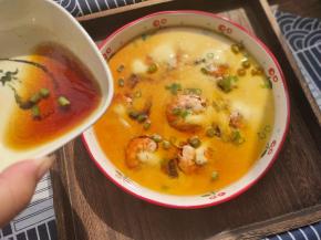 淋上备好的料汁，我们的海鲜蒸蛋就完成了。