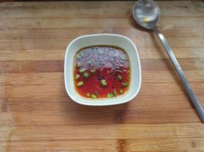 在蒸蛋的时候，我们准备点料汁，一勺原酿酱油、几滴香油、少许葱花，以及刚才木鱼花泡的高汤20g左右，搅拌均匀备用。