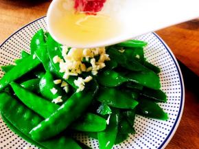 锅中烧热油，把热油泼到蒜末上，激出蒜香味。