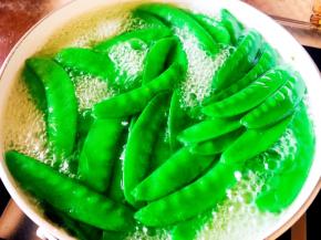 锅中烧开水，放入荷兰豆。待水再次烧开，一分钟后捞出荷兰豆沥干水分。