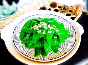 放入盐，调入白醋，搅拌均匀，即可食用。