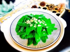 放入盐，调入白醋，搅拌均匀，即可食用。