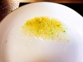 锅中倒油，爆香蒜末。