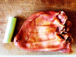 准备猪耳、葱。