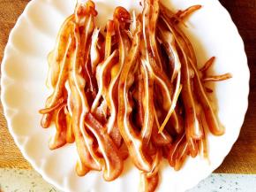 把猪耳切成细丝。