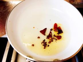 热锅凉油，油七成热，放入花椒、干辣椒段小火炸出香味。