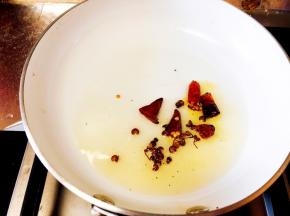 热锅凉油，油七成热，放入花椒、干辣椒段小火炸出香味。