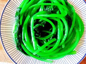 茼蒿沥干水分。盘入盘中。