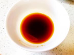 把生抽、蚝油、盐放一小碗中，混合均匀备用。