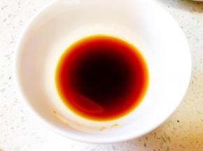 把生抽、蚝油、盐放一小碗中，混合均匀备用。