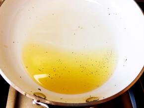 捞出干辣椒段和花椒，开中火。