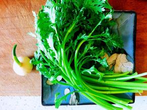 茼蒿摘洗干净，蒜去皮。