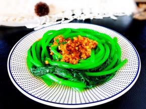 淋入茼蒿上，搅拌均匀就可以食用了。