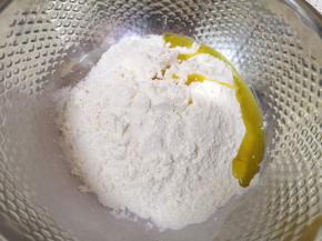 准备好中筋面粉，加入盐和菜籽油混合均匀。