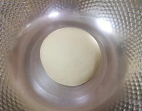 加入温水揉成光滑的面团，盖上保鲜膜饧半个小时。