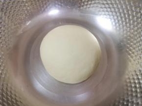 加入温水揉成光滑的面团，盖上保鲜膜饧半个小时。