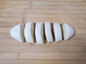 饧好的面团不用揉，直接搓成长条状，切成小剂子。