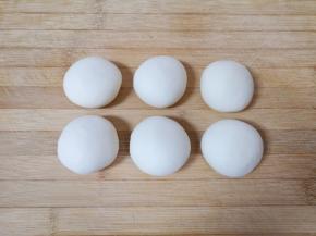 将小剂子揉光滚圆。