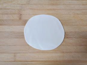 取一个小剂子擀成薄片。