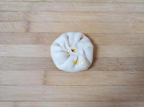 像包包子一样包起来，捏紧收口。